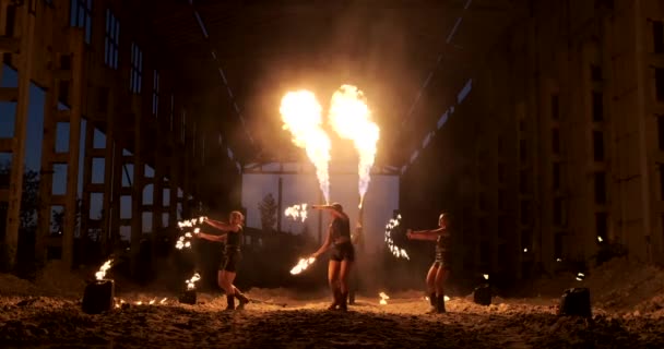 Ateş ile profesyonel sanatçıların bir grup gösteri hokkabazlık ve yavaş hareket ateşle dans göstermek. — Stok video