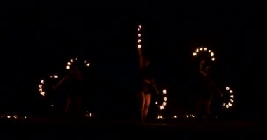 Yavaş çekim: Profesyonel yangın performansı meşaleler ile üç kadın ve alev makinesi ile bir adam