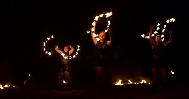 Ralenti : Performance professionnelle au feu trois femmes avec des torches et un homme avec lance-flammes — Video