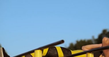 Fit kız eğitim abs bir horisontal barda bacaklar yükselterek. Fitness kadın egzersiz gölde egzersiz yapıyor.