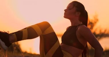 Fit sağlıklı kadın plaj sahilde yoga minderi germe, egzersiz karın crunches yapıyor, eğitim ve yaşam tarzı. Gün batımında rıhtım sahilde ups eğitim.
