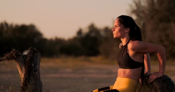 Kadın atlet gönderme yapıyor ups kumsalda. — Stok video