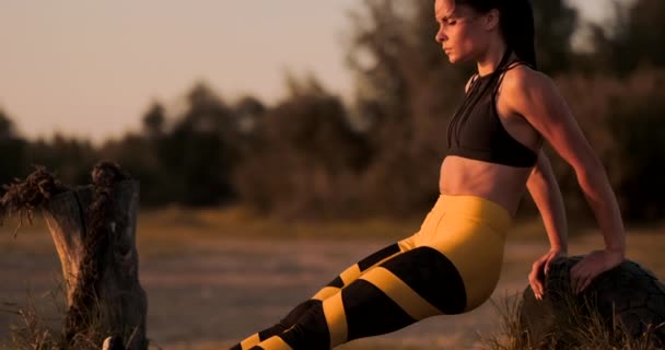 Sportovec žena dělá push up na pláži. — Stock video