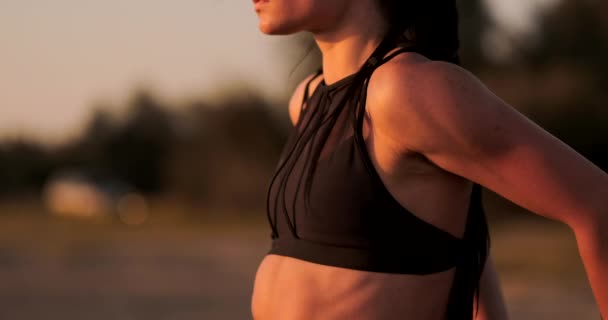 Sportovec žena dělá push up na pláži. — Stock video