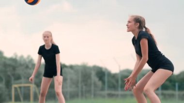 yaz tatil, spor ve insanlar kavramı - top sahilde voleybol oynamak olan kadın.