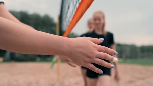 Close-up groet de handen van meisjes volleybal spelers bedanken de tegenstander voor de laatste wedstrijd in slow motion. — Stockvideo