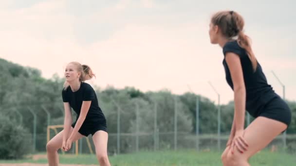 夏季休暇、スポーツおよび人々 コンセプト - ビーチ バレーボール ボールを持つ若い女性. — ストック動画
