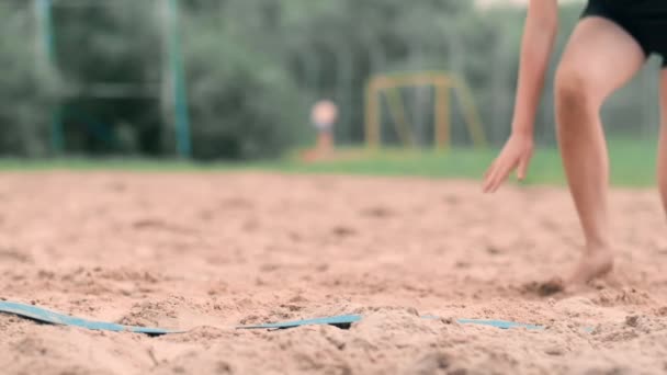 Kvinnlig volleybollspelare i höst träffar bollen i slow motion på stranden. — Stockvideo