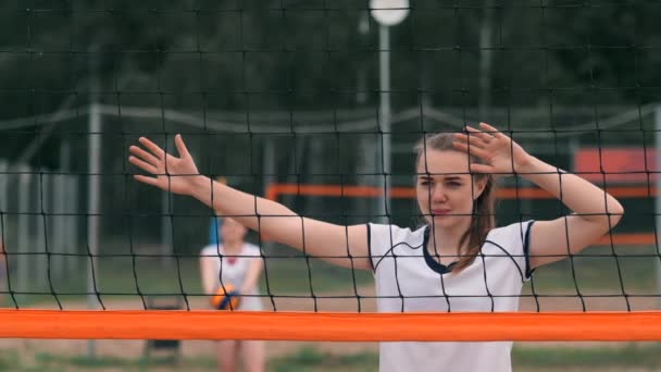 Professionell volleyboll tjäna kvinna på stranden turneringen. Volleybollnät spelaren blockerar vyn när du ansöker — Stockvideo