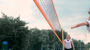 Sahilde voleybol oynayan dört kız. Plaj voleybolu, file, bikinili kadınlar. Düz karikatür illüstrasyon. Oyunu başlatın, topu tutan kız