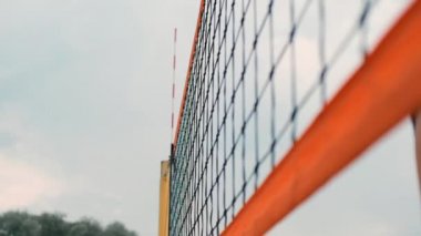 Kız voleybolcuların ellerini yakından selamlayan futbolcular yavaş çekimde son maç için rakibe teşekkür etti.