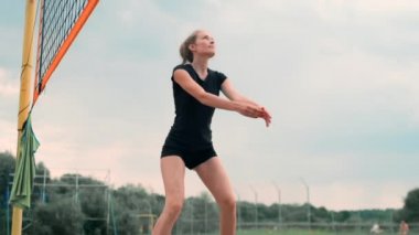 Sahilde voleybol oynayan dört kız. Plaj voleybolu, file, bikinili kadınlar. Düz karikatür illüstrasyon. Oyunu başlatın, topu tutan kız