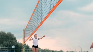 Sahilde voleybol oynayan dört kız. Plaj voleybolu, file, bikinili kadınlar. Düz karikatür illüstrasyon. Oyunu başlatın, topu tutan kız