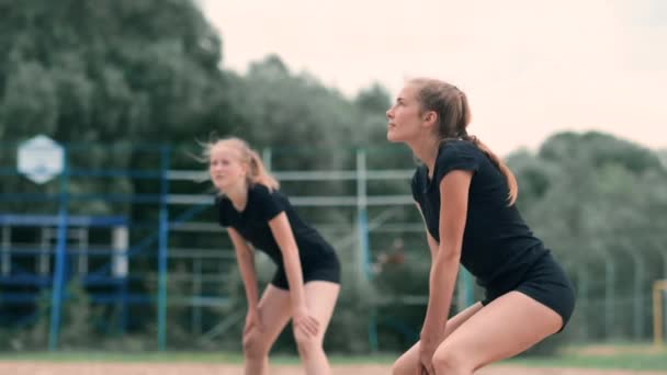 Profesyonel Plaj Voleybolu Turnuvasında Yarışan Kadınlar. Bir defans oyuncusu 2 kadın uluslararası profesyonel plaj voleybolu sırasında bir atış durdurmak için çalışır — Stok video