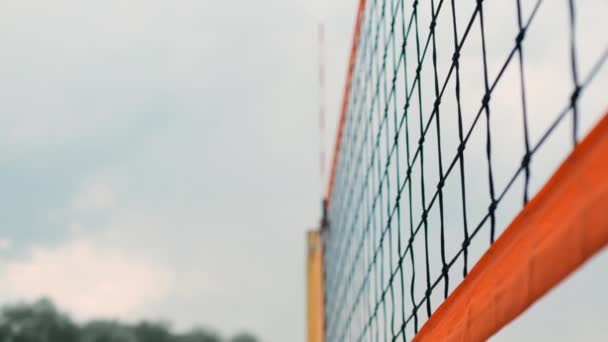 Primer plano saludando a las manos de las jugadoras de voleibol niñas agradeciendo al oponente por el último partido en cámara lenta . — Vídeos de Stock