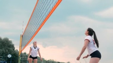 Sahilde voleybol oynayan dört kız. Plaj voleybolu, file, bikinili kadınlar. Düz karikatür illüstrasyon. Oyunu başlatın, topu tutan kız