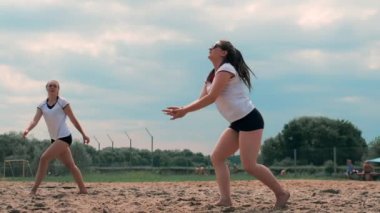yaz tatil, spor ve insanlar kavramı - top sahilde voleybol oynamak olan kadın.