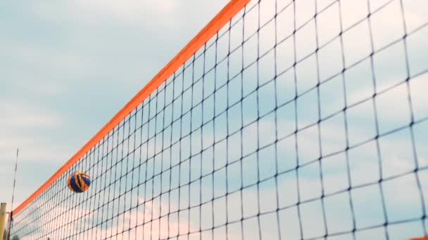 Frauen, die an einem professionellen Beachvolleyballturnier teilnehmen. Eine Abwehrspielerin versucht einen Schuss der beiden internationalen Beachvolleyball-Frauen zu stoppen — Stockvideo