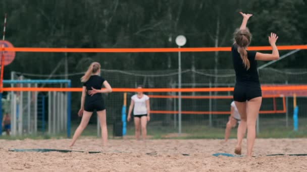 Voleibol profesional servir a la mujer en el torneo de playa. Voleibol neto el jugador bloquea la vista al aplicar — Vídeo de stock