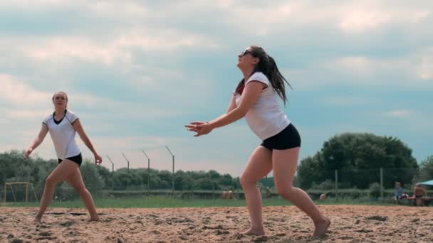 Vacaciones de verano, el deporte y el concepto de la gente - mujer joven con pelota jugando voleibol en la playa . — Vídeo de stock