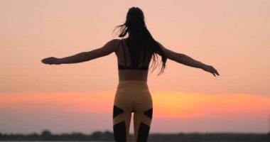 Mutlu fitness kadın Jumping jacks veya sahil açık havada, kopya alanı, yıldız atlama egzersiz yapıyor. Kız sahilde yaz sabahı, tam uzunlukta portre çalışma dışarı. Sağlıklı yaşam konsepti.