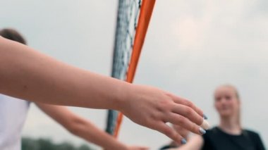 Kız voleybolcuların ellerini yakından selamlayan futbolcular yavaş çekimde son maç için rakibe teşekkür etti.