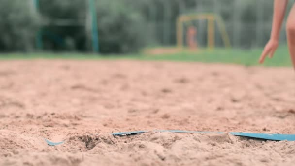 슬로우 모션 : 가을에 점프 젊은 여자는 모래에 공을 안타. 배구 선수는 팀을 만들고 가을에 공을 재생 — 비디오