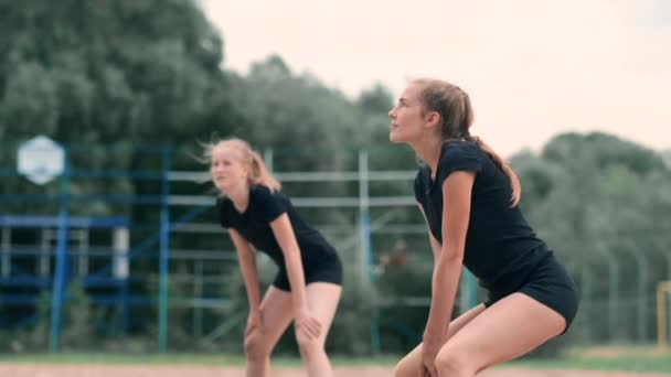 Ženy soutěží v turnaji profesionálních plážových volejbal. Obránce se pokouší zastavit záběr na 2 ženy mezinárodní profesionální plážový volejbal — Stock video
