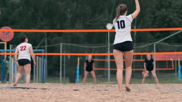 Voleibol profesional servir a la mujer en el torneo de playa. Voleibol neto el jugador bloquea la vista al aplicar — Vídeos de Stock