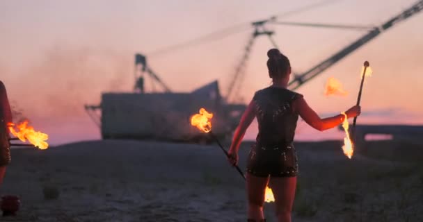 一群男人和女人在夜晚的沙上表演火和塔吊的背景 — 图库视频影像