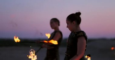 Profesyonel dansçılar kadınlar yanan köpüklü meşaleler ile festivalde bir yangın gösterisi ve piroteknik performans yapmak.