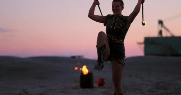 Dançarinos de fogo contra o pôr-do-sol. Uma jovem posa com seu arco de fogo contra o pôr do sol durante sua performance de dança . — Vídeo de Stock