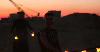 Yangın gösterisi sanatçısı terk binada karanlıkta ateş solumak, yavaş hareket. Kalp şeklinde ateş