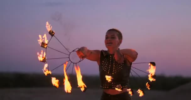 Bailarinas profesionales mujeres hacen un espectáculo de fuego y una actuación pirotécnica en el festival con antorchas brillantes ardientes . — Vídeo de stock