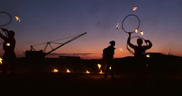 Fire show. En grupp av professionella konstnärer utför en mängd olika brand faciliteter. Pojkar och flickor utförs danser med eld i natten på gatan i parken. — Stockvideo