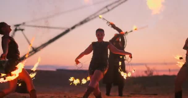 Eine Gruppe professioneller Zirkusartisten mit Feuershows zeigt Tanzvorführungen in Zeitlupe mit Flammenwerfern und rotierenden Fackeln brennende Gegenstände. — Stockvideo