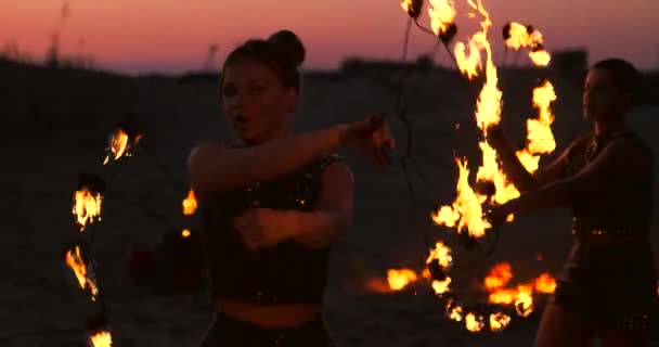 Profesionální tanečníci dělají na festivalu požární show a pyrotechnický výkon s hořícími šumivých pochodněmi. — Stock video