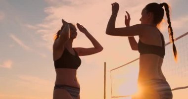 Yakın çekimde voleybolcular el çırparak ve alkışladı. Zaferin sevinci. Voleybolcular bir golü kutluyor