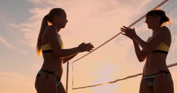 Närbild av volleybollspelare händer klappa och klappa. Glädjen av seger. Volleybollspelare firar ett mål — Stockvideo