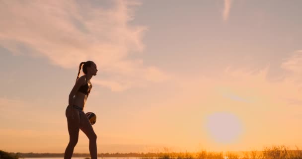 Mladá dívka skočí na pláž volejbal, pomalý pohyb. — Stock video