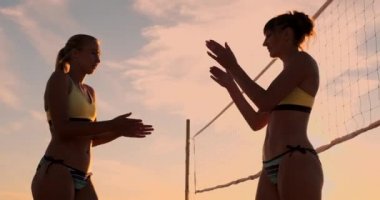 Yakın çekimde voleybolcular el çırparak ve alkışladı. Zaferin sevinci. Voleybolcular bir golü kutluyor