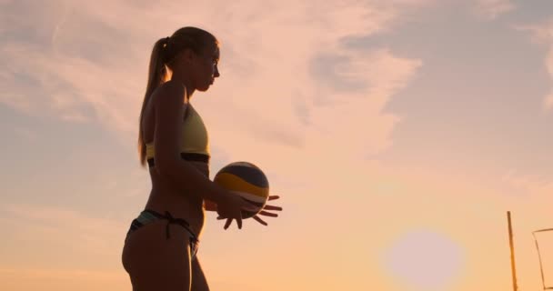 Junge Mädchen springen dienen Volleyball am Strand, Zeitlupe. — Stockvideo