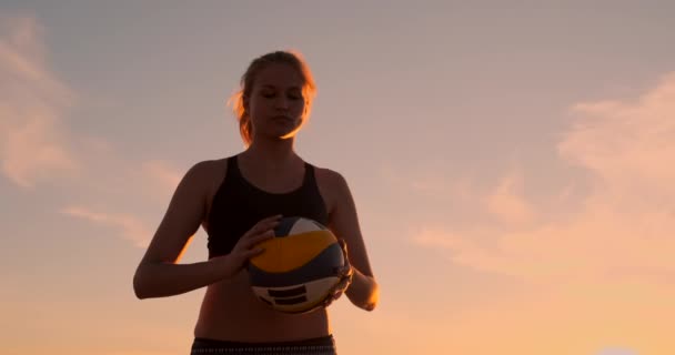 若い女の子のジャンプは、ビーチでバレーボールを提供し、スローモーション. — ストック動画