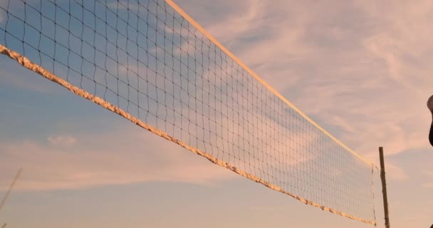 Vackra Bikini flickor på stranden spela volleyboll i slow motion. — Stockvideo
