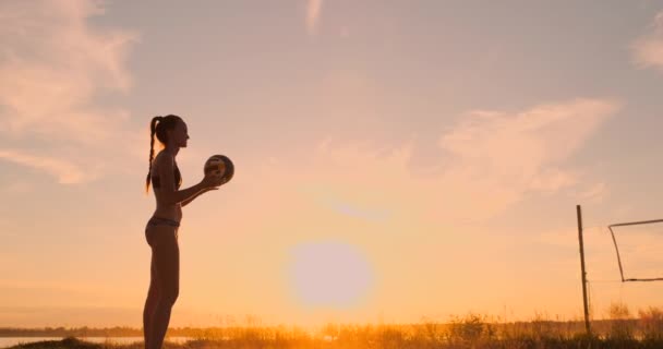 ビーチバレーのサーブ - ビーチバレーボールゲームで提供する女性。オーバーハンドスパイクサーブ。屋外で健康的なアクティブなスポーツライフスタイルを生きる太陽の下で楽しむ若者. — ストック動画