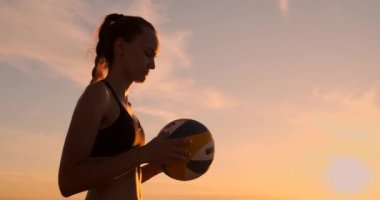 Genç kız atlama plajda voleybol hizmet, yavaş hareket.