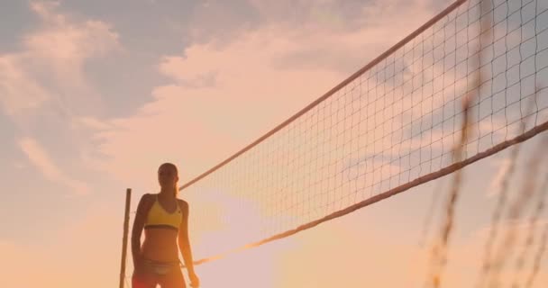 Grupp unga flickor spela beachvolley under solnedgång eller soluppgång, Slow Motion, — Stockvideo