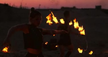 Yangın gösterisi sanatçısı terk binada karanlıkta ateş solumak, yavaş hareket. Kalp şeklinde ateş
