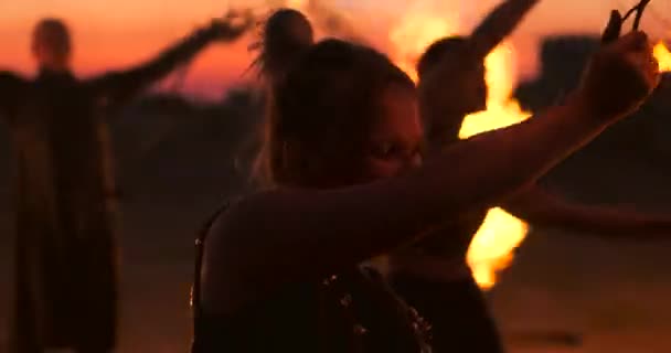 Bailarinas profesionales mujeres hacen un espectáculo de fuego y una actuación pirotécnica en el festival con antorchas brillantes ardientes . — Vídeo de stock