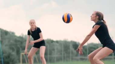 Sahilde voleybol oynayan dört kız. Plaj voleybolu, file, bikinili kadınlar. Düz karikatür illüstrasyon. Oyunu başlatın, topu tutan kız